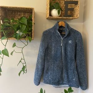 North Face cozy, zip up jacket. Perfect for that crisp weather!